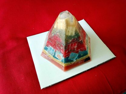 Golden pyramid beeswax orgonite one, met bijenwas, metalen, bergkristal, fluoriet en mosaic steentjes.