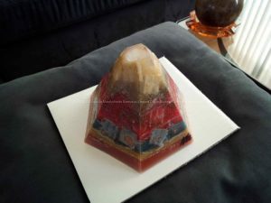 Golden pyramid beeswax orgonite one, met bijenwas, metalen, bergkristal, fluoriet en mosaic steentjes.