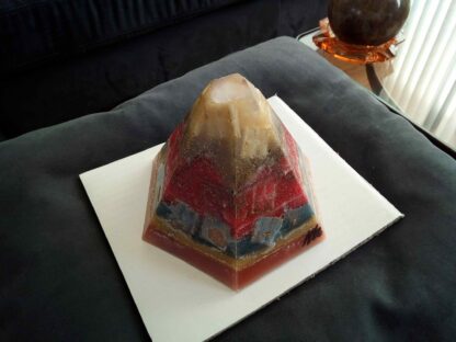 Golden pyramid beeswax orgonite one, met bijenwas, metalen, bergkristal, fluoriet en mosaic steentjes.