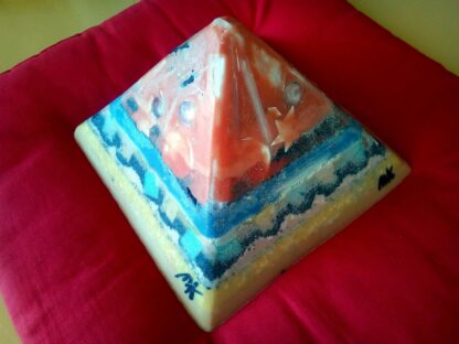Juni Maan 24 cm piramide orgonite - derde zijde