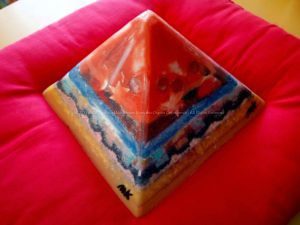 Juni Maan 24 cm piramide orgonite - vierde zijde