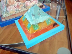 Strawbarry Moon 12 cm pyramid