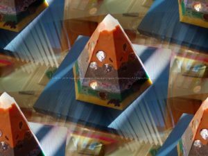 Volle Maan Golden pyramid beeswax orgonite