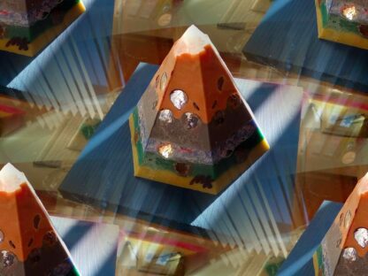 Volle Maan Golden pyramid beeswax orgonite