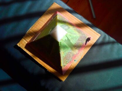 Selenium 13 cm pyramid Orgonite beeswax