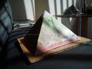 Selenium 13 cm pyramid Orgonite bijenwas