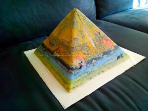 Prayers 24 cm pyramid